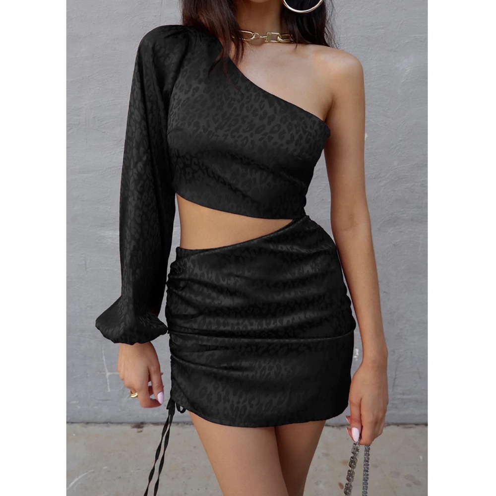 Mini length, an asymmetrical neckline with one long sleeve with a detailed print